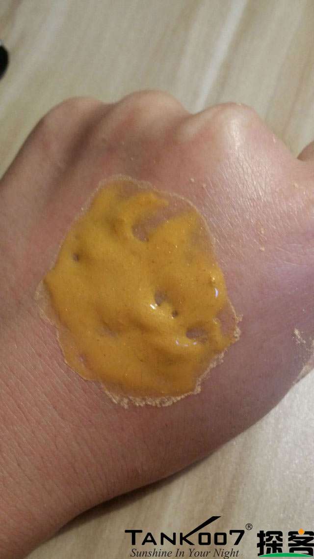 客戶買了紫光手電驗(yàn)熒光劑，先拿面膜大姨媽巾開刀 