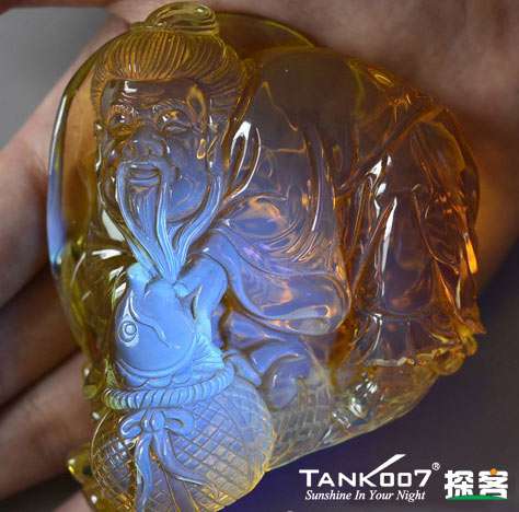 網(wǎng)上用紫光手電鑒定琥珀的帖子這么多，哪個(gè)是真假？