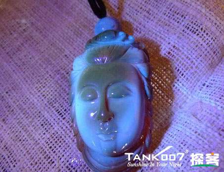 網(wǎng)上用紫光手電鑒定琥珀的帖子這么多，哪個(gè)是真假？