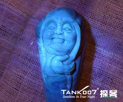 網(wǎng)上用紫光手電鑒定琥珀的帖子這么多，哪個(gè)是真假？