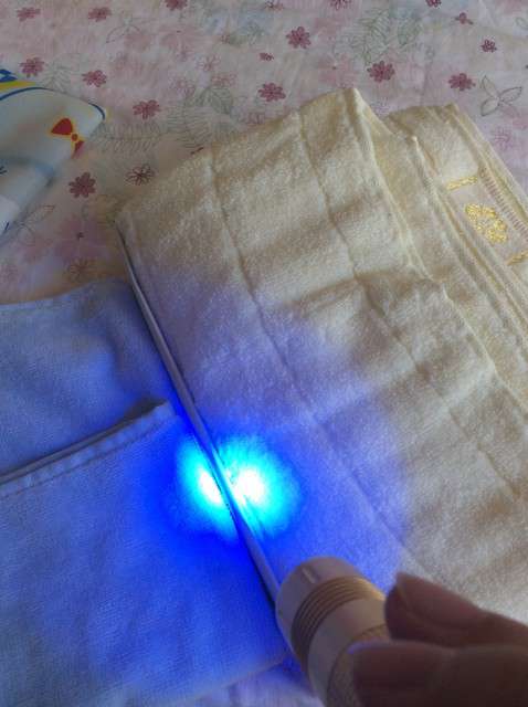  寶媽買了紫光手電，衣服上好多熒光劑，看的心慌害怕