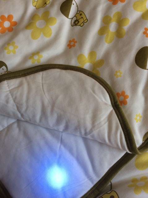  寶媽買了紫光手電，衣服上好多熒光劑，看的心慌害怕