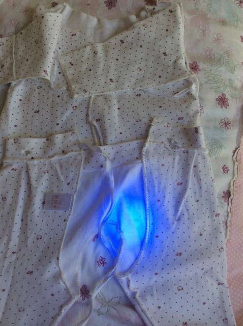  寶媽買了紫光手電，衣服上好多熒光劑，看的心慌害怕