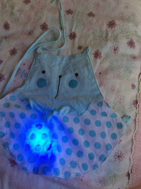  寶媽買了紫光手電，衣服上好多熒光劑，看的心慌害怕