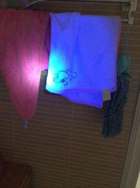  寶媽買了紫光手電，衣服上好多熒光劑，看的心慌害怕